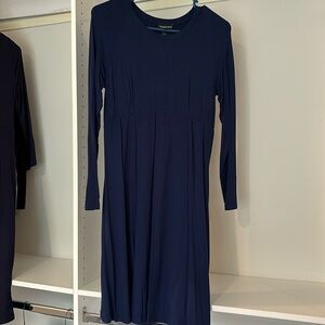 This Isabella Oliver maternity dress is a size 2 which is size 6 US.